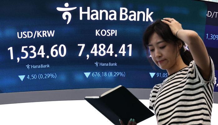 8일 서울 중구 하나은행 딜링룸 현황판에 코스피와 원달러 환율이 표시되고 있다. 연합뉴스