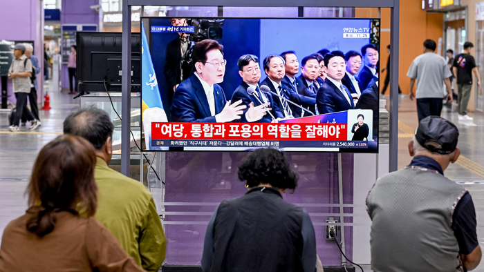 8일 오전 대구 동구 동대구역 맞이방에서 시민들이 TV를 통해 생중계되고 있는 이재명 대통령의 취임 1주년 기자회견을 시청하고 있다. 이날 기자회견은 취임 1년간의 국정 운영 성과와 주요 현안에 대한 입장을 설명하는 자리로 진행됐다.
이현덕기자 lhd@yeongnam.com
