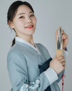 작은무대 가인에서 전통예술을 선보이는 소리꾼 박세미. <대구소극장협회 제공>