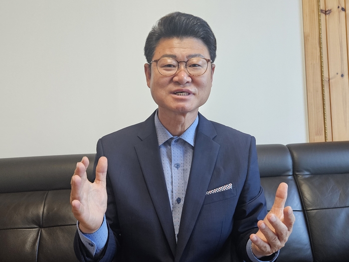 황이주 울진군수 당선인이  본지기자와 인터뷰 하고 있다. <원형래기자>