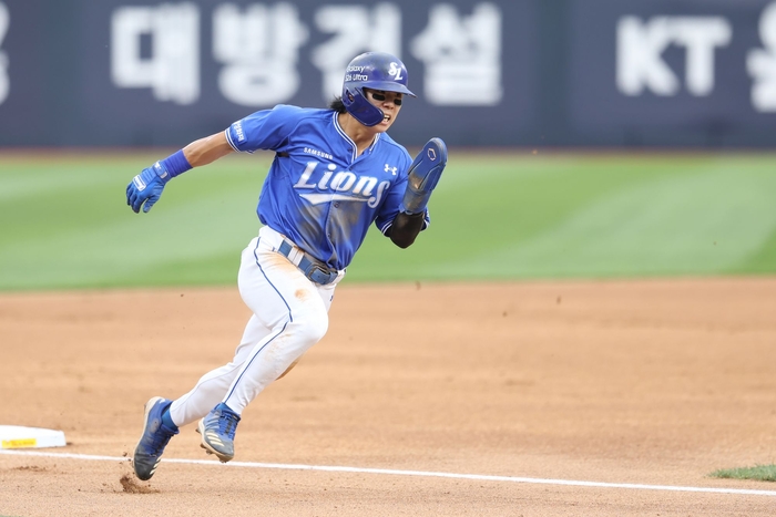 9일 수원 KT위즈파크에서 열린 삼성과 KT 경기 1회 김성윤이 홈을 향해 달려가고 있다.<삼성 라이온즈 제공>