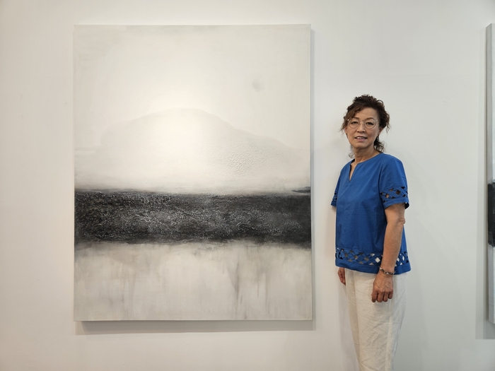 지난 4일 갤러리전에서 만난 강애자 작가가 작품 앞에서 포즈를 취하고 있다. 권혁준기자 hyeokjun@yeongnam.com