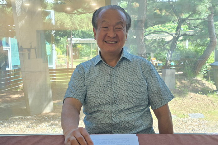 유진 유영국미술문화재단 이사장이 한국 추상미술의 거장인 유영국 화백에 대해서 이야기하고 있다/김은경 기자