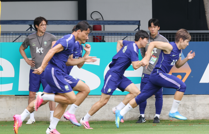 2026 북중미 월드컵에 출전하는 한국 축구 국가대표팀의 홍명보 감독이 8일(현지시간) 멕시코 과달라하라 인근 사포판의 치바스 바예 베르데에서 훈련하는 선수들을 지켜보고 있다. <연합뉴스>