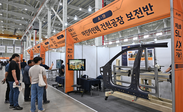 아진산업<주> 하양공장 준공식 및 제3회 SILI·AX 기술전이 10일 오전 경북 경산 하양공장에서 열렸다. SILI·AX 기술전을 찾은 참석자들이 각 부스를 둘러보고 있다.
이지용기자 sajahu@yeongnam.com