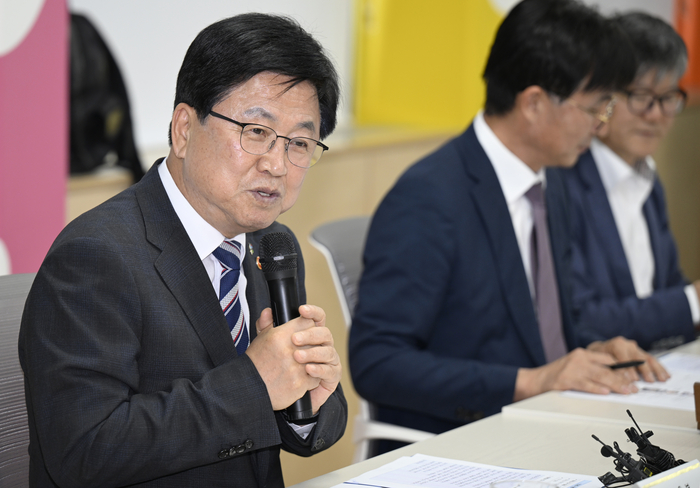 10일 오후 대구 군위군 군위중학교에서 열린 지역 교육혁신 현장 간담회에서 최교진 교육부장관이 인사말을 하고 있다.
이윤호기자 yoonhohi@yeongnam.com