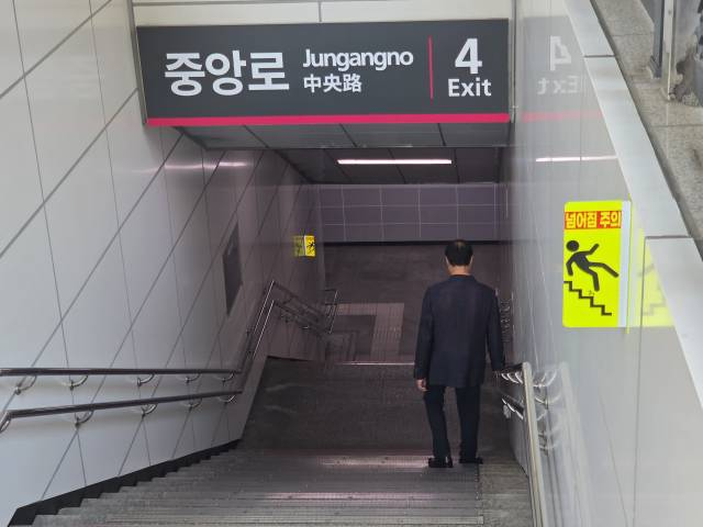 11일 오후 대구도시철도 1호선 중앙로역 4번 출입구 계단을 내려가는 시민 모습. 최시웅기자