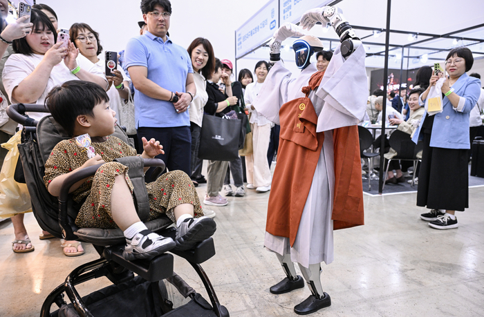 11일 대구 북구 엑스코에서 개막한 2026 대한민국불교문화엑스포에서 휴머노이드 로봇 스님 가비가 어린이 관람객과 교감하는 모습을 선보이며 눈길을 끌고 있다. 대한불교조계종이 주최한 이번 엑스포는 14일까지 열리며 불교문화 전시와 명상·수행 프로그램, 사찰음식 체험 등 다양한 콘텐츠를 선보인다.
이현덕기자 lhd@yeongnam.com