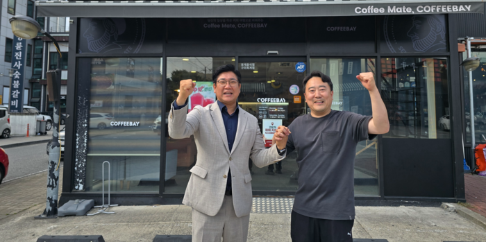 제9회 전국동시지방선거 구미시 차선거구에서 당선된 김현경(왼쪽) 당선자와 김반석 옥계상가번영회장이 옥계동 상권 살리기에 앞장서겠다는 화이팅을 외치고 있다. <박용기 기자>