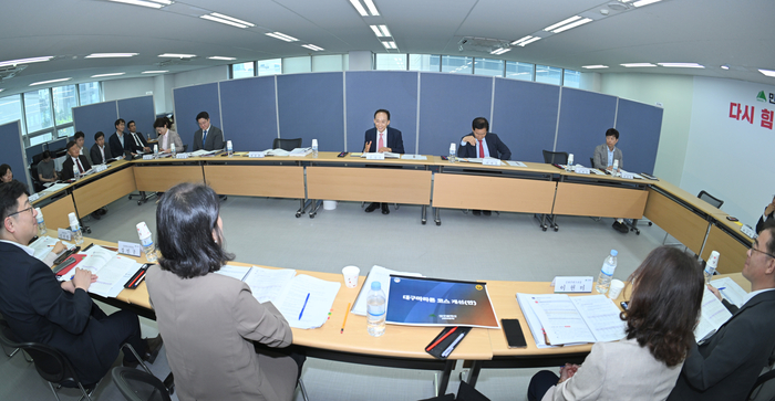 추경호 대구시장 당선인이 대구시의 민선 9기 대구시장직 인수위원회 업무보고를 받고 있다. <대구시 제공>