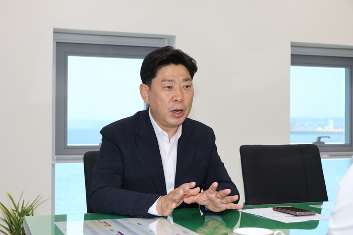 박용선 포항시장 당선인이 포항 위기 극복 방안에 대해 설명하고 있다. <전준혁기자>