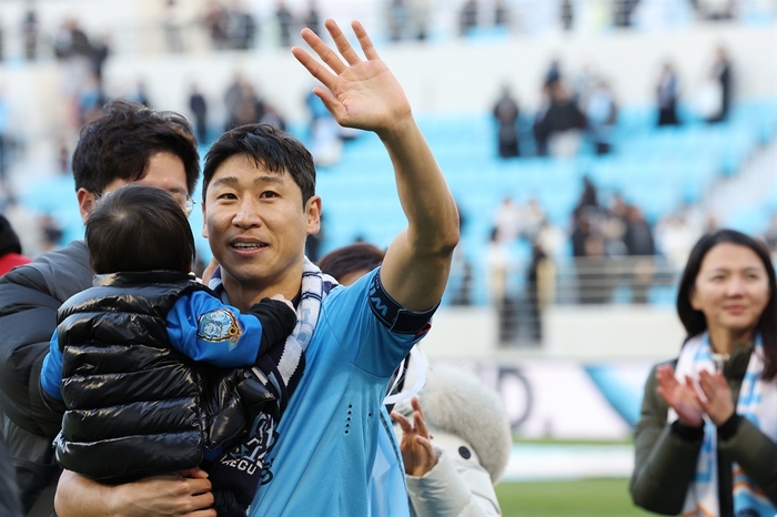 지난 2023년 대구FC에서 은퇴식을 하는 이근호 축구 해설위원의 모습.연합뉴스