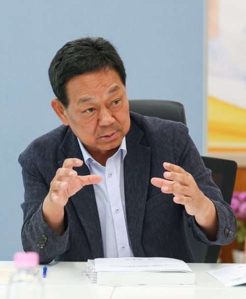 전화식 성주군수 당선자가 11일 성주군 발전을 위한 다양한 방안을 이야기하고 있다. <석현철기자>