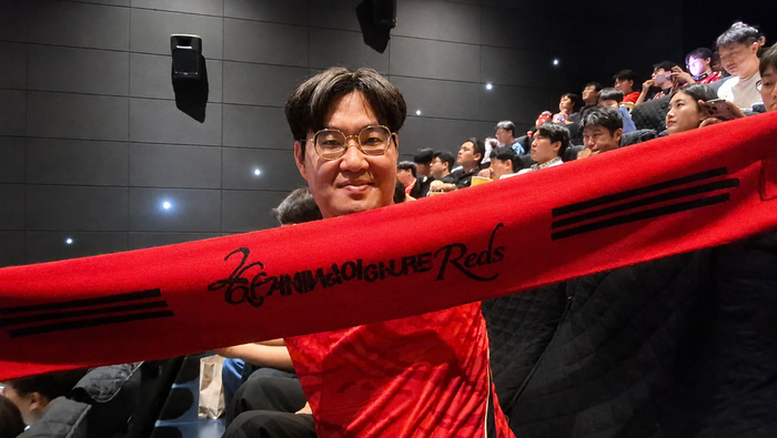 12일 오전  북중미월드컵 한국-체코전을 보기 위해 대구 동구 메가박스 대구신세계점을 찾은 한 시민이 응원 중인 모습. 조윤화기자