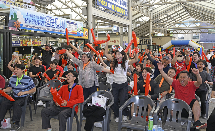 12일 오전 대구 북구 칠곡시장에서 시민들이 2026 북중미 월드컵 조별리그 A조 한국과 체코의 경기를 보며 응원하고 있다.
이윤호기자 yoonhohi@yeongnam.com