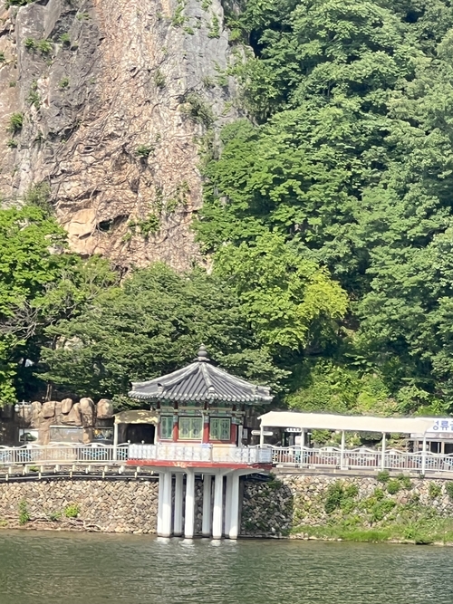 울진 성류굴 은 앞에는  왕피천과 매화천이 흐르고  성류산아래 풍경모습<원형래기자>