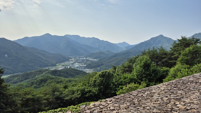 견훤산성에서 바라본 화북면 소재지. 화북면의 관문인 갈령과 형제봉·도장산·청계산 등이 한눈에 보인다.