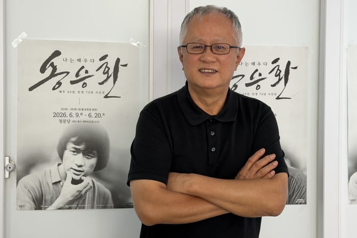 배우 송승환에게 삶은 거대한 연극과 같다. 배우·기획자·총감독 등 무대 안팎에서 다양한 역할을 넘나든 그가 오는 20일까지 북구 청문당에서 아카이브 사진전 나는 배우다, 송승환을 연다.  정수민기자 jsmean@yeongnam.com