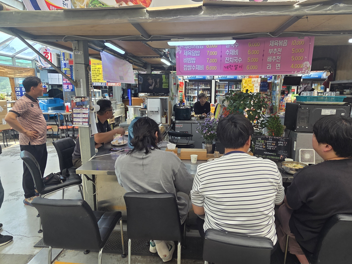 2026 북중미월드컵 한국 대표팀 경기가 열린 12일 낮 대구 북구 칠곡시장.  시민들은 야외 중계 현장뿐 아니라 시장 곳곳에서 식사를 하며 가게 내부의 TV 화면으로 경기를 관람하고 있었다. 최시웅기자