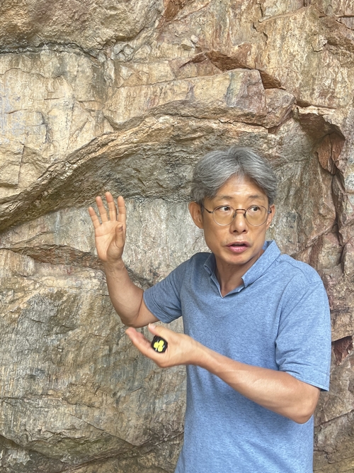 심현용 울진군 학예사는 성유굴 입구 비문에 대해 설명을 하고 있다.<원형래기자>
