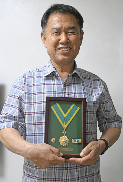 지난 12일 영남일보 취재진과 만난 대구 최다 헌혈자인 길용택(69)씨가 대한적십자사 헌혈유공장 최고 훈격인 최고명예대장을 들고 환하게 웃고 있다.
이윤호기자 yoonhohi@yeongnam.com