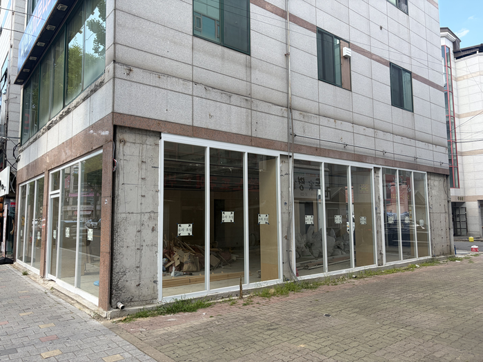 12일 오후 4시쯤 대구 달서구 계명대 앞 계대정문 음식문화거리에 공실인 상가. 이남영기자 lny0104@yeongnam.com