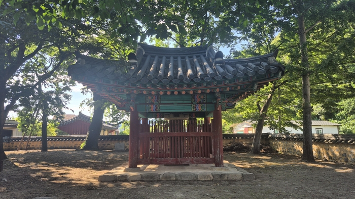 경주시 현곡면 소현리 경주 손순유허 비각 전경. 최근 이 비각 아래에서 물리탐사 반응이 확인되면서, 사라진 원비의 행방을 밝힐 단서가 될지 관심이 쏠리고 있다.<장성재 기자>
