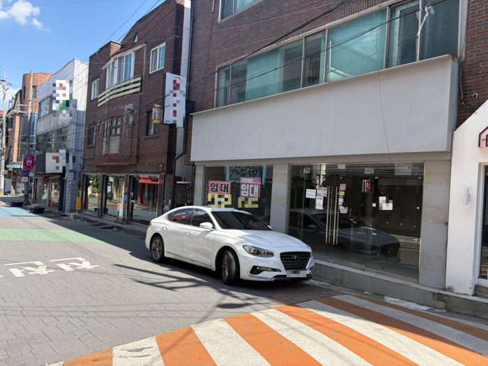 12일 오후 3시쯤 대구보건대학교 인근 상권에는 4~5개 중대형 상가가 줄지어 임대 현수막을 붙인 채 몇 년째 공실을 유지하고 있다. 이남영기자 lny0104@yeongnam.com