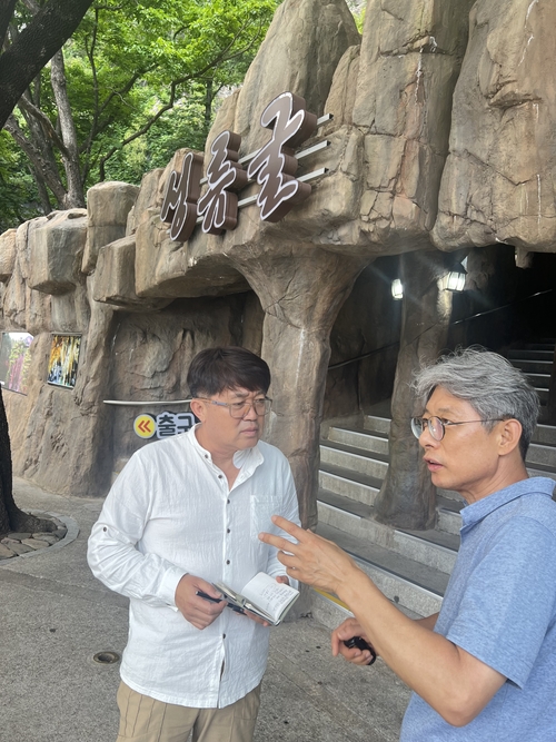 설유굴 입장하기전 심현용박사와 장상묵 운영팀장이 사전 설명하는 모습.<원형래기자>