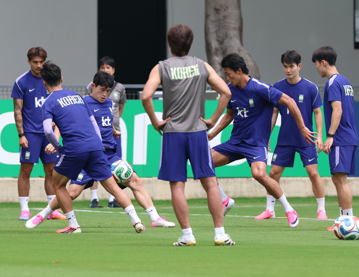 한국 축구 국가대표팀 조규성 등 선수들이 2026 북중미 월드컵 체코와의 조별리그 1차전에서 승리한 다음 날인 12일(현지시간) 오전 멕시코 과달라하라 인근 사포판의 치바스 바예 베르데에서 회복 훈련을 하고 있다.연합뉴스