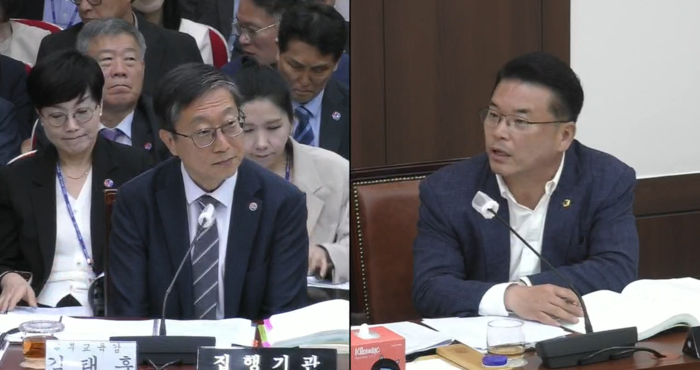 지난 12일 열린 대구시의회 제325회 임시회 교육위원회에서 전경원 대구시의원(오른쪽)이 김태훈 대구시교육청 부교육감에게 신규 편성된 체육활동여건 개선사업에 대해 질의하고 있다. <대구시의회 제공>