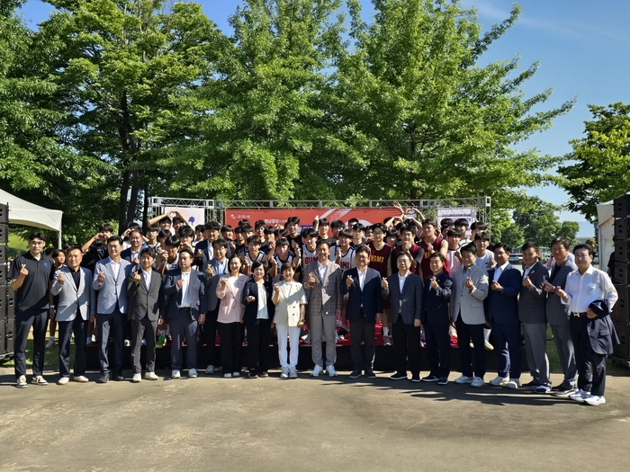 영남일보와 함께하는 2026 통일염원구미배 3on3 농구대회 참가자 및 개막식 참석 내빈들이 개막식 후 사랑의 하트를 보이며 기념 단체사진 촬영을 하고 있다. <박용기 기자>