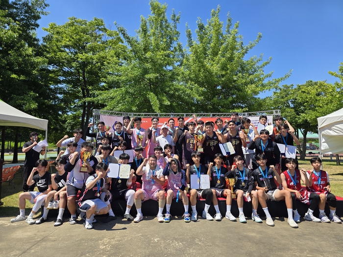 영남일보와 함께하는 2026 통일염원구미배 3on3 농구대회 입상팀들이 시상식 후 화이팅을 하고 있다. <박용기 기자>