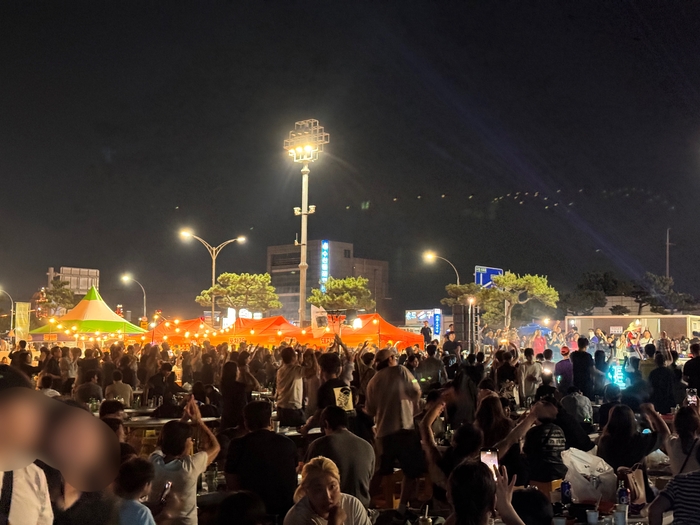지난 12일 포항 송도해수욕장 2026 포송마차 버스킹 공연이 절정에 이르자 시민과 관광객들이 박수와 환호를 쏟아내며 행사를 즐기고 있다.<김기태기자>