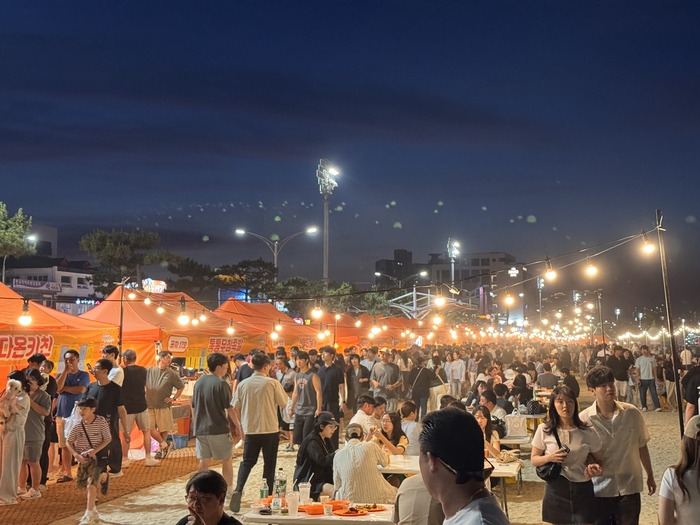 2026 포송마차 행사가 지난 12일 포항 송도해수욕장 일원에서 열렸다. 행사장에 많은 시민과 관광객들로 붐비고 있다.<김기태기자>