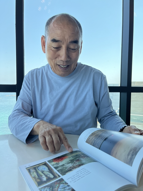 황보관현 초록우산어린이재단 전국후원회 부회장이 지난 15일 포항시 남구 구룡포읍의 한 카페에서 자신이 펴낸 책의 수록 작품을 가리키며 집필 과정과 작품에 담긴 의미를 설명하고 있다.<김기태기자>