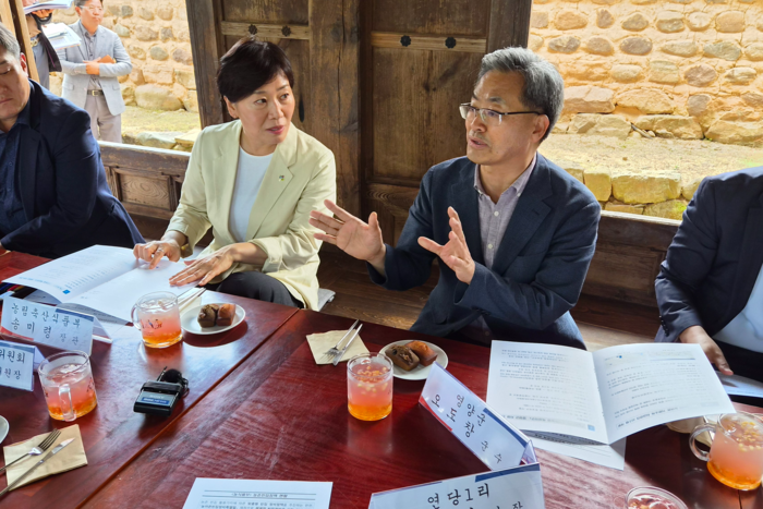 15일 경북 영양군 연당리 마을의 영양서석지에서 열린 간담회에서 오도창 영양군수가 송미령 장관에게 농어촌 기본소득 시범사업 선정 이후 실제 현장의 불편한 점을 설명하고 있다. <정운홍 기자>