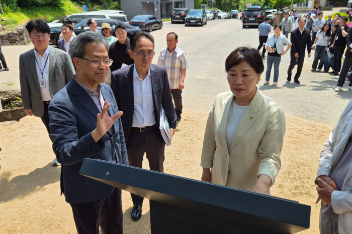 15일 경북 영양군 연당리 마을을 방문한 송미령 장관에게 오도창 군수가 간담회가 열리는 영양서석지에 대해 설명하고 있다. <정운홍 기자>