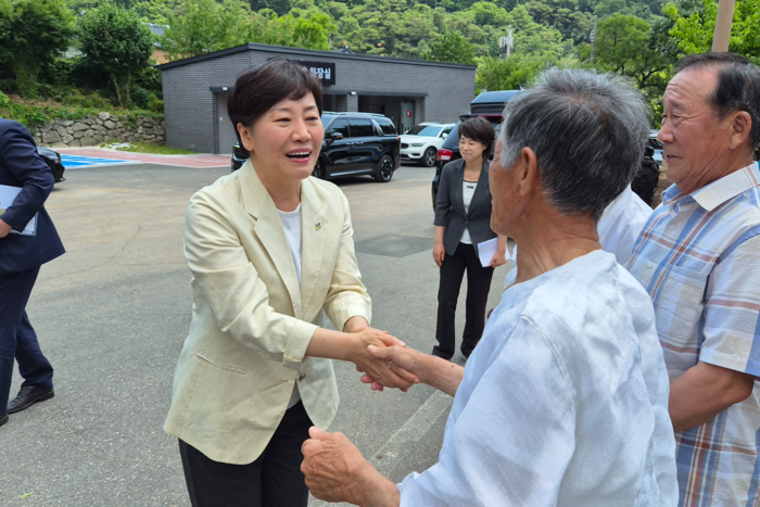 15일 경북 영양군 입암면 연당리 마을을 찾은 송미령 장관이 마을 주민들과 반갑게 인사를 나누고 있다. <정운홍 기자>