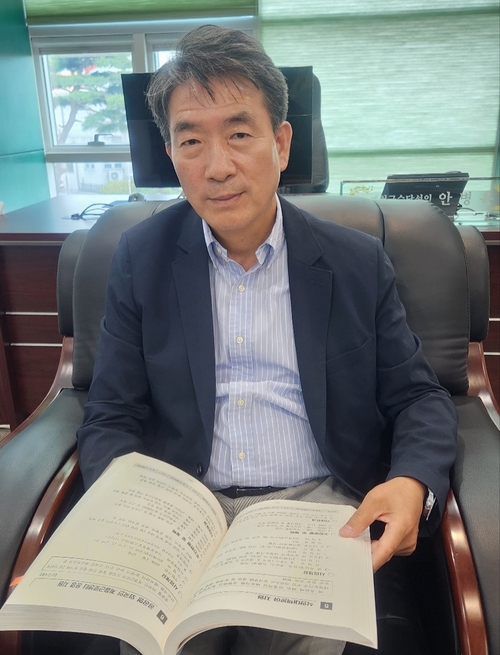 안병윤 예천군수 당선인이 집무실에서 민선 9기 군정 구상과 주요 현안이 담긴 자료를 살펴보며 인터뷰에 응하고 있다. <장석원기자>