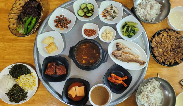 대구 동구 지묘동 시골 보리밥의 스페셜 보리밥 2인분 상차림. <임훈기자 hoony@yeongnam.com>