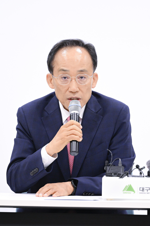 지난 8일 대구 동구 대구콘텐츠비즈니스센터 가온홀에서 열린 기자간담회에서 추경호 대구시장 당선인이 민선 9기 대구시장직 인수위원회 운영 방향과 주요 시정 현안에 대해 설명하고 있다. 추 당선인은 이날 인수위원회가 현장과 소통을 중심으로 대구의 미래 과제를 점검하고 시정 인수 작업을 진행하겠다고 밝혔다.
이현덕기자 lhd@yeongnam.com