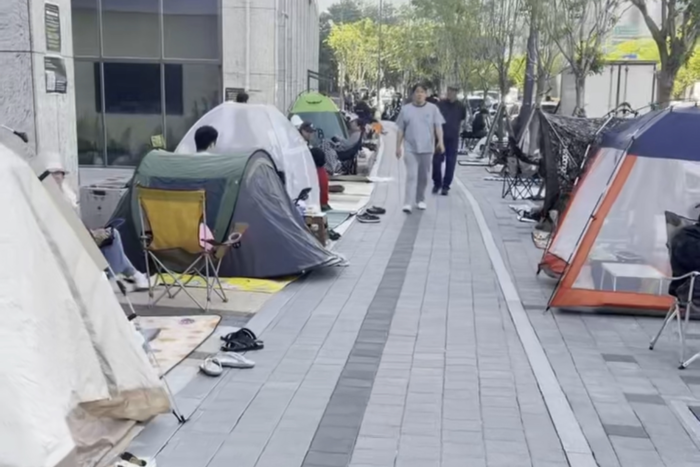 거리 텐트에서 밤을 샌 전세 수요자들. 사진은 17일 오전 9시 상인 푸르지오 센터파크 단지 앞 못습. <독자 제공>