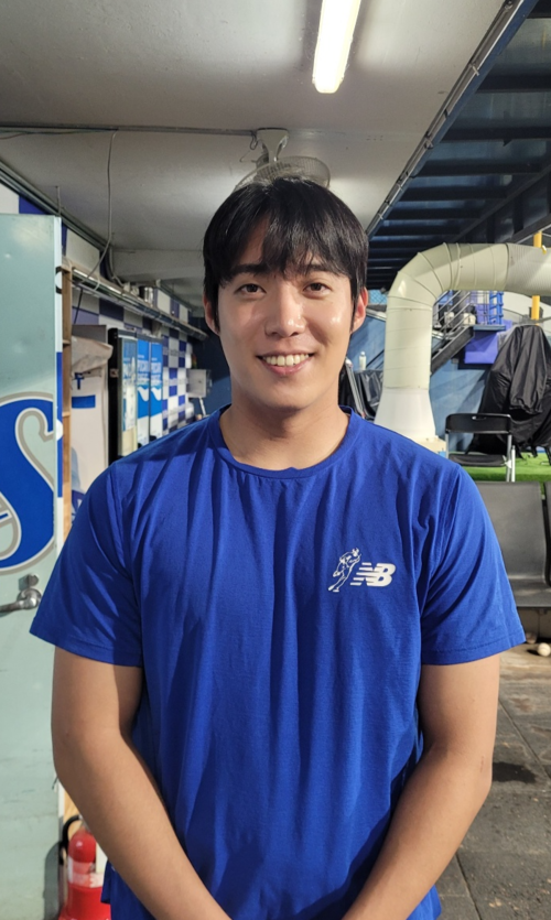 삼성 라이온즈 투수 원태인이 지난 16일 홈에서 열린 키움 히어로즈와의 경기 직후 대구삼성라이온즈파크 3루 더그아웃에서 취재진들을 상대로 포즈를 취하고 있다.<임훈기자 hoony@yeongnam.com>