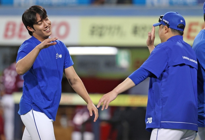 지난 16일 대구삼성라이온즈파크에서 열린 삼성과 키움 경기종료 직후 삼성 투수 원태인(왼쪽)과 박진만 삼성 감독이 하이파이브 하고 있다. <삼성 라이온즈 제공>