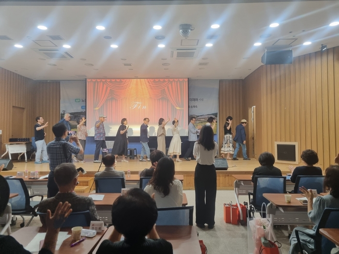 수필극 땐땐이 삼 남매와 히프이 삼 남매 공연 장면