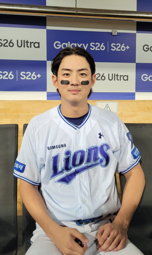 17일 대구삼성라이온즈파크에서 열린 삼성과 키움 경기 직후 3루 더그아웃에서 취재진과 만남을 가진 구자욱.<임훈기자 hoony@yeongnam.com>