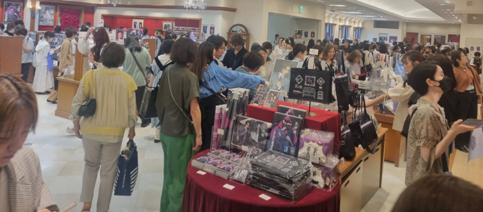 평일 다카라츠카 공연. 여성들이 친구들과 모여 차 한잔 마시고, 미소년에 대한 소녀적 추억을 얘기하고, 만화 같은 배우들 옷을 보면서 공연을 즐긴다. <임재양 원장 제공>