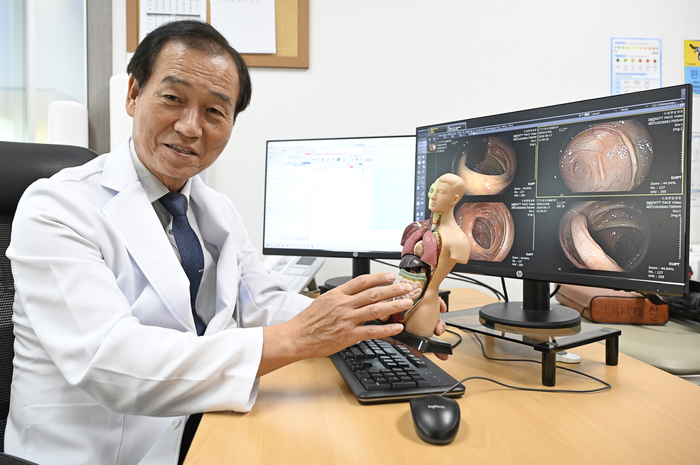 이한일 드림종합병원장이 진료실에서 인체 장기 모형과 내시경 영상을 활용해 소화기질환의 진단과 치료 과정을 설명하고 있다.이윤호기자 yoonhohi@yeongnam.com