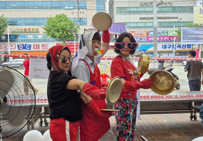 19일 오전 대구 북구 칠곡시장을 찾은 최병윤(48·가운데)씨가 본격적인 북중미 월드컵 한국-멕시코전 응원전에 앞서 친구들과 함께 기념촬영을 하고 있다. 조윤화 기자